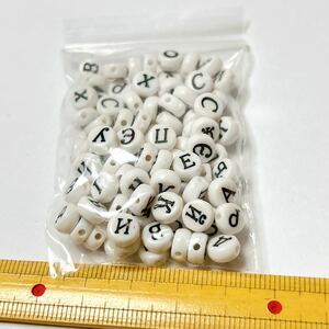 ロシア語アルファベット　キリル文字　アクリルビーズ 100個　ランダムミックス7x4mm、穴：1mm、