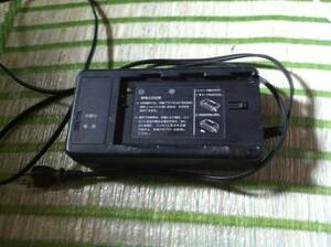 日立 HITACHI VM－AC61　ビデオバッテリーチャージャー ジャンク品