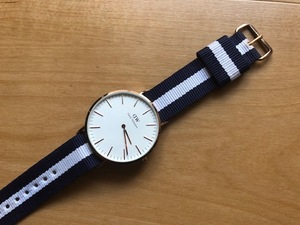 良好程度 Daniel Wellington ダニエルウェリントン B9 40mm ゴールド×ホワイト文字盤 純正ストライプナイロン クオーツ 腕時計