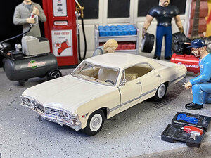 1967年　シボレー　インパラ　ダイキャストミニカー　1/43スケール　（アイボリー）　■　アメリカン雑貨　アメリカ雑貨