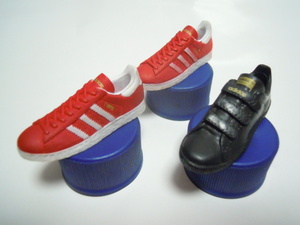 ペプシadidasアディダス・スニーカースボトルキャップ×3個(№2:CMPS red x white×2個 + №7:MSTR) PEPSI景品・塩ビフィギュア