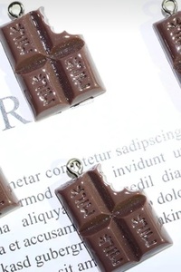 送料無料　欠けチョコ　食玩　ピアス　　 /// 樹脂 ノンホール ピアス イヤリング　アレルギーフリー も可能　チョコレート　スイーツ