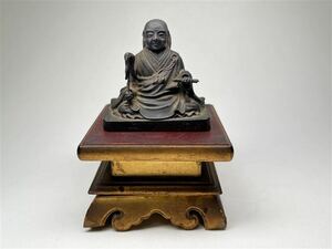113 時代物 仏教美術 金属工芸 親鸞上人 仏像 手のひらサイズ H5.5cm 重量108g 木製台付 現状品 仏具 鳴物 寺院 密教 法具