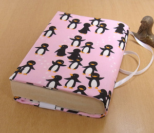 15 B ハンドメイド 文庫本② ブックカバー ペンギン 海鳥 南極 ピンク かわいい 子供ペンギン 古本 読書家 本好き プレゼント 贈り物 