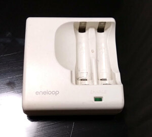 【最安値】ニッケル水素電池 急速充電器『SANYO eneloop バッテリーチャージャー』50/60Hz AC100V（単3形、単4形対応）NC-TGR02