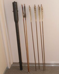 弓道具 矢筒と竹矢６本まとめて 全長100cm程度