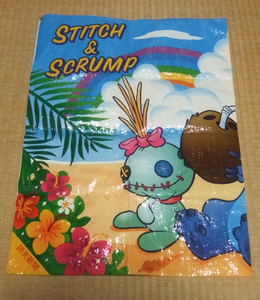 STITCH＆SCRUMPレジャーシート(58 x 89cm,Disney)。