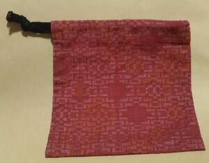 中古 ノーブランド 巾着袋 渋めの薄赤系 約16.5x16.5cm 片方絞りタイプ ピンク オレンジ 幾何学模様 きんちゃくバッグ
