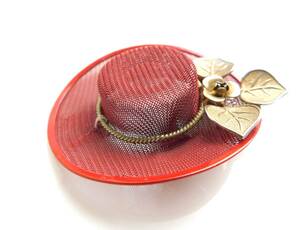ヴィンテージ　金色のバラの飾られた赤いメッシュ帽子モチーフの古い個性的なブローチ　送料120