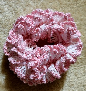 白色のレース糸で(３段長編み)の縁に薄ピンクレース糸で鎖編みをしたシュシュです。