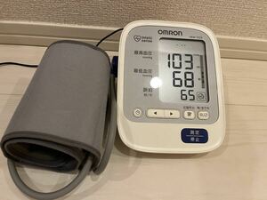 オムロン　上腕式　自動電子血圧計　HEM-7220