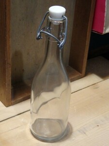 ガラス瓶 樹脂プルタブ 淡い乳白色 アンティーク 空きボトル デザイン ガラスボトル ヴィンテージ レトロ インテリア ガラス 置物