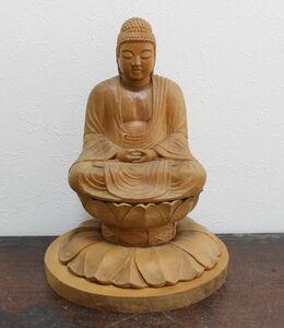 古そうな木彫の釈迦如来像 仏像 n315