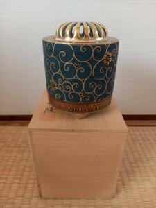 九谷焼 香炉(青粒)であります。幅10.5㎝　高さ12.5㎝です。　石川県小松市にて製造された　青粒柄の香枦はどっしりとして豪華であります。