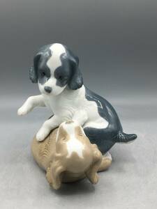 国内発送 リヤドロ ナオ 犬 2匹 フィギュリン スペイン製 陶器 置物 陶磁器 陶磁器人形 (75-80-961)
