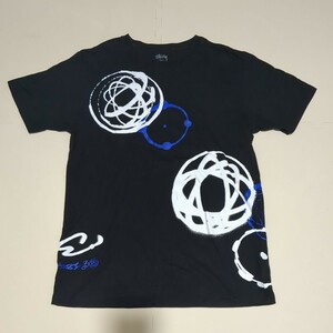 【M】STUSSY 30th ANNIVERSARY×FUTURA Atomic Circle プリントTシャツ