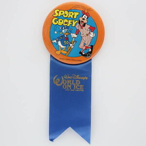 ディズニー　グーフィー＆ドナルド　スポーツ・グーフィー缶バッジ　ワールド・オンアイスのリボン付　1984年