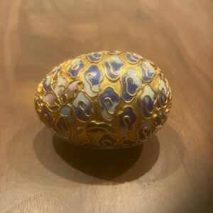 タマゴ型　七宝焼　インテリア　蚤の市　コレクション　花柄　骨董品　綺麗　中国　置物　金色　貴重