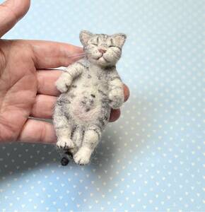 【KURIMARU】羊毛フェルト 猫ブローチ サバトラちゃん　ヘソ天　子猫　眠り猫