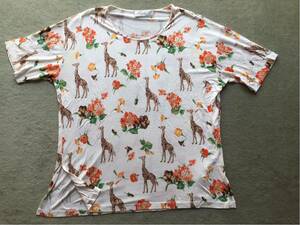 レディース半袖Tシャツ イタリア製 Mサイズ キリンと花。Magda M.トップス