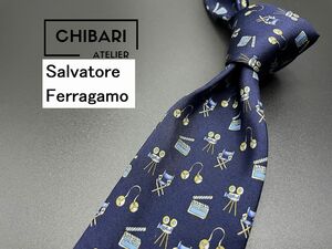 【超美品】Salvatore Feragamo　フェラガモ　映画柄　ネクタイ　3本以上送料無料　ネイビー　0503046