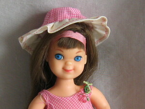 ◎バービーの妹・ブルネットの髪のトゥティちゃん・オリジナル服と帽子付き・きれいな状態