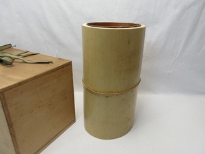 504398 【 美品 華道具 白 竹花入 銅おとし 花器 木箱 】 検) 茶道具 茶道教室 竹器置 生け花 いけばな 七事式 フラワーベース 竹工芸ⅱ