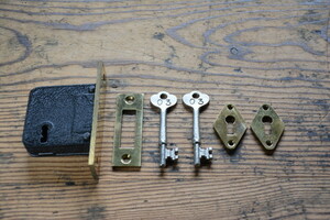 NO.9121 古い真鍮鋳物の本締錠 92mm 検索用語→A500gアンティークビンテージ古道具真鍮金物鍵引き戸扉ドア