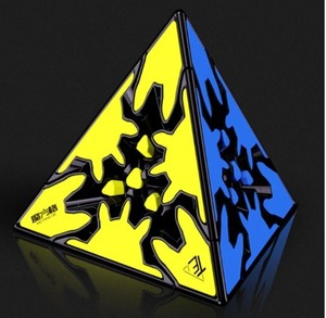 Qiyiギア3 × 3 pyraminxマジックスピードキューブラベルなしプロフィジェット ギアボール立方qiyi carzyギアシリンダー