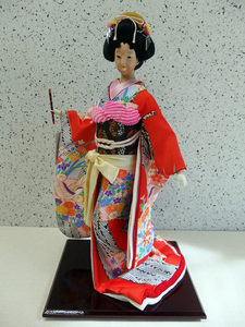 0910202s【スミレ人形研究所 日本人形 着物の女性】中古品/H54cm程(台を含む)/※顔にアザのような変色があり、同部分にヒビ割れも有り