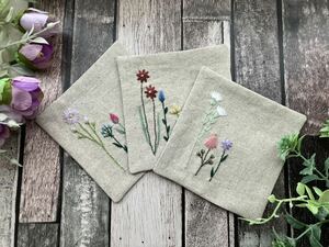 handmade野花の手刺繍 コースター3枚セット(裏布ブルー系)ハンドメイド　コットンリネン　花柄刺しゅう　母の日のプレゼントに