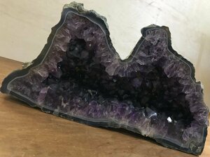 BA47 ■送料無料■ アメジスト 紫水晶 水晶 天然石 原石 鑑賞石 石 鉱物 置物 インテリア 高さ:35cm 幅:68cm 奥行:19cm 37156g /くGOら