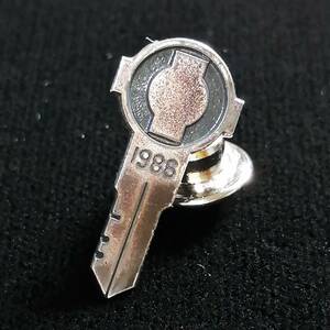 NISSAN 1986 全国日産優秀営業部員表彰 鍵型 ピンバッジ 純銀 ピンズ キー型 日産 非売品 コレクション