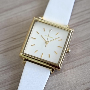 送料無料★新品 サンフレイム おしゃれ 四角 スクエア レディース 腕時計 日本製ムーブメント搭載 金色 白 ホワイト