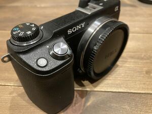 【名機美品/送料無料】SONY NEX-6 ミラーレスカメラ SONYレンズ 1個 SIGMAレンズ 2個 FUJIAN GDS-35 1個 リモコンほか多数アクセサリー付き