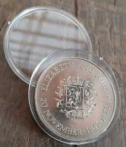 英国 イギリス 1972年 クラウン コイン 39mm 本物カプセル付きシルバーウェディングジュビリーのデザインエリザベス女王記念コイン