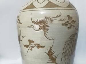 粉青沙器鶴花瓶、在銘古光、高さ28cm, 底面 直径11cm。