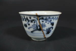 【和】(8999)　時代古作　初期伊万里酒杯　ぐいのみ　煎茶碗　古染付
