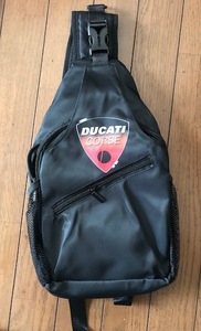 送料無料！目立つ！誰も持ってない？DUCATI　ロゴ　白　大き目軽量ボディーバッグ　スクランブラー　ドゥカティ/モンスター696　999