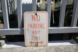 ビンテージ　NO　PARKING 駐車禁止　看板　オハイオ州　メタルサイン　ロードサイン　世田谷ベース　アメリカ　USA ガレージ　玄関