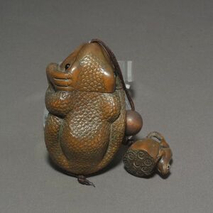 印籠 柘植 蛙形 黄楊 繊細彫刻 木製 カエル 【d24-1_b17】
