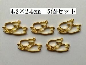 手芸用品え06■ゴールドレジン枠金属チャーム5個セット＊ゆめかわ空飛ぶうさぎ■ビーズ・アクセサリー等ハンドメイドパーツ