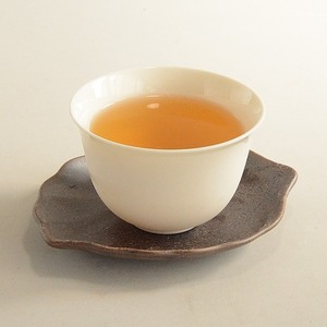 白湯飲みと木の葉の茶托１客 yu048