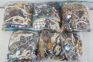 大量 19kg アクセサリー 大量 まとめ イヤリング/ペンダント/ネックレス/リング/ブローチ等 まとめ売り おまとめ 片付け 買取 E267