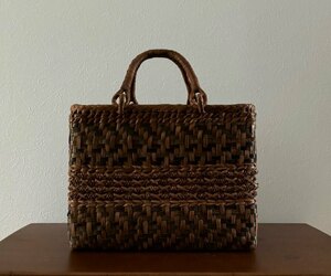 新入荷 未使用品　長野産　職人手編み　ニ色花編み中三つ編み　胡桃山葡萄バッグ