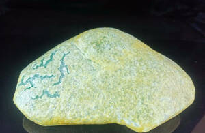 清代　白砂皮　翡翠原石　重さ２.８キロ
