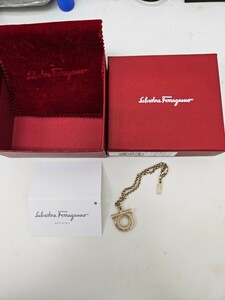 Ferragamo　ヘルガモ　ストラップ ゴールド アクセサリー TIFFANY　箱　ケース付