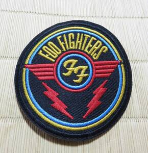 黒赤黄FF（円型）☆激渋フー・ファイターズ　Foo Fightersアメリカ　USロックバンド 刺繍ワッペン ◆音楽　ミュージック■洋服・衣類DIY