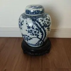 アンティーク　中国風　呉須白梅飾壺　蓋付　台付　茶壺