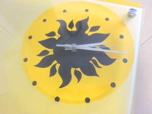 掛け時計or置き時計　お洒落なガラス２重　黄色　ほぼ正方形　時計針はガラス面内側